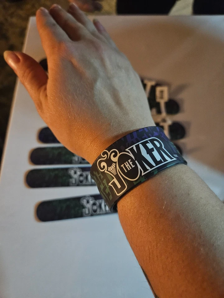 Lote de 25 piezas de pulsera Slap fiesta JOKER con etiqueta recubierta de goma ideal para reventa Foto 2 de 2