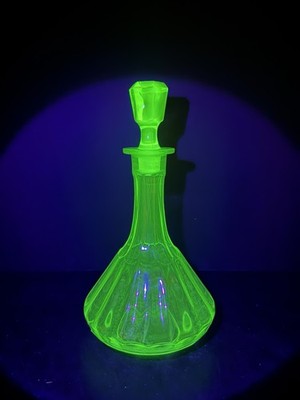 VINTAGE ART DECO URANIUM GLASS DECANTER RIB OPTIC  11.25  W/STOPPER