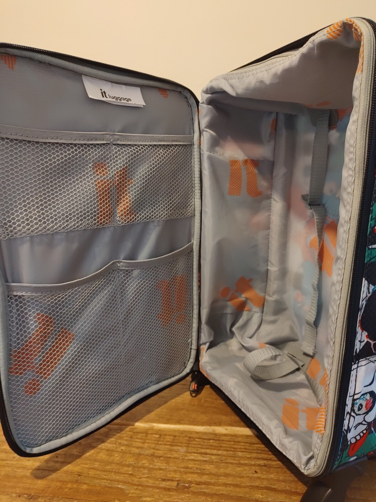 IT Luggage very light weight cabin bag bright skull design eBay