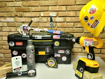 Elettricista Esperto Al Lavoro Con Casco E Cavi Immagine Stock