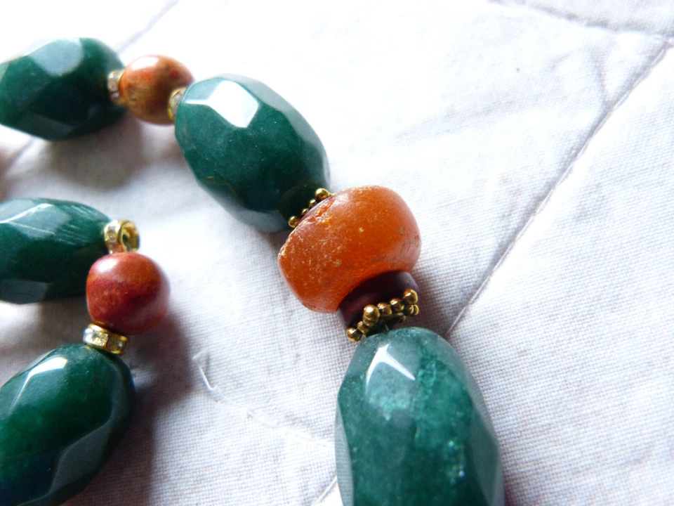 Antiguo collar marroquí con tapa de ámbar, lapislázuli, coral y piedra verde ÚNICO EN SU CLASE Foto 4 de 4