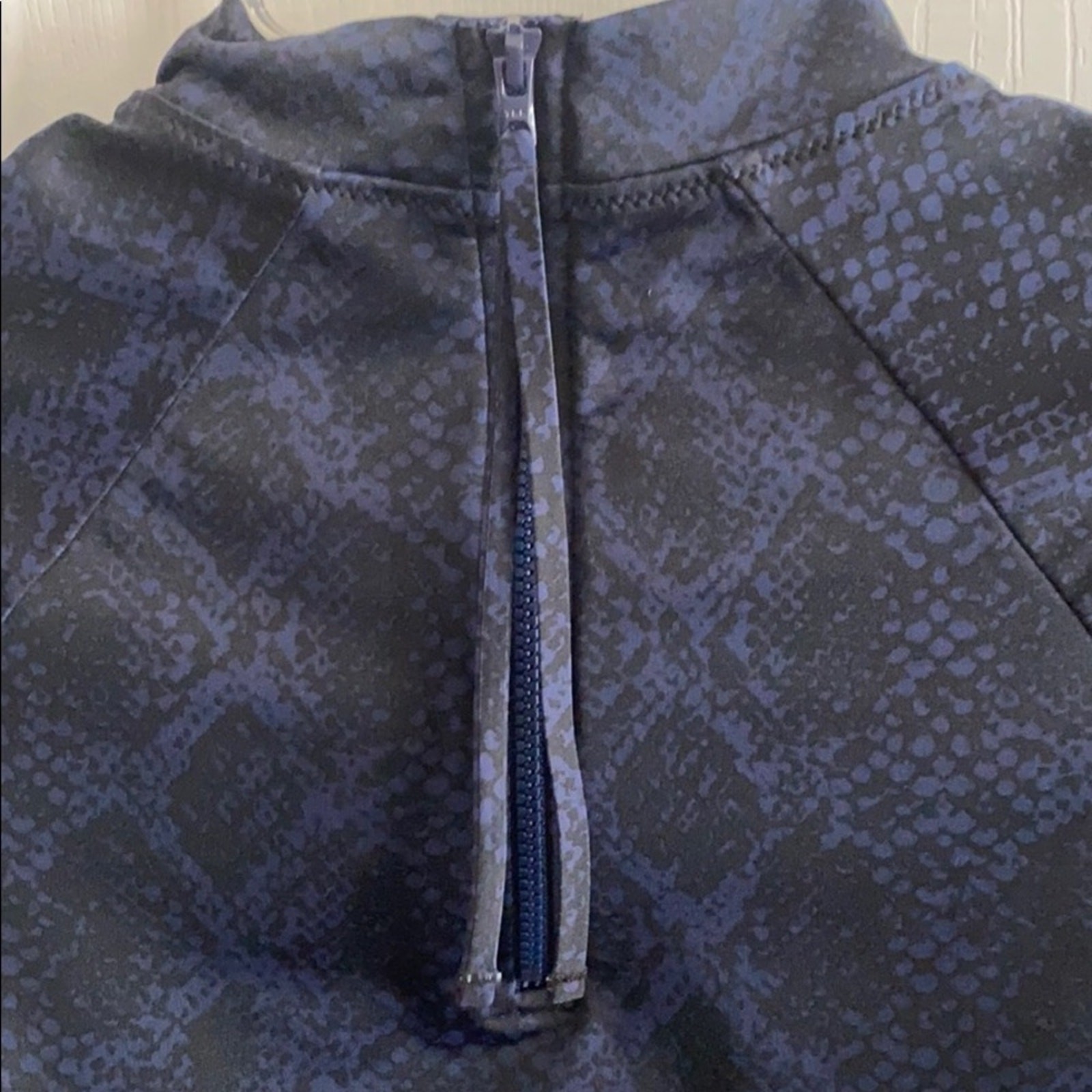 Athleta XL blue python cropped activewear top - image 5