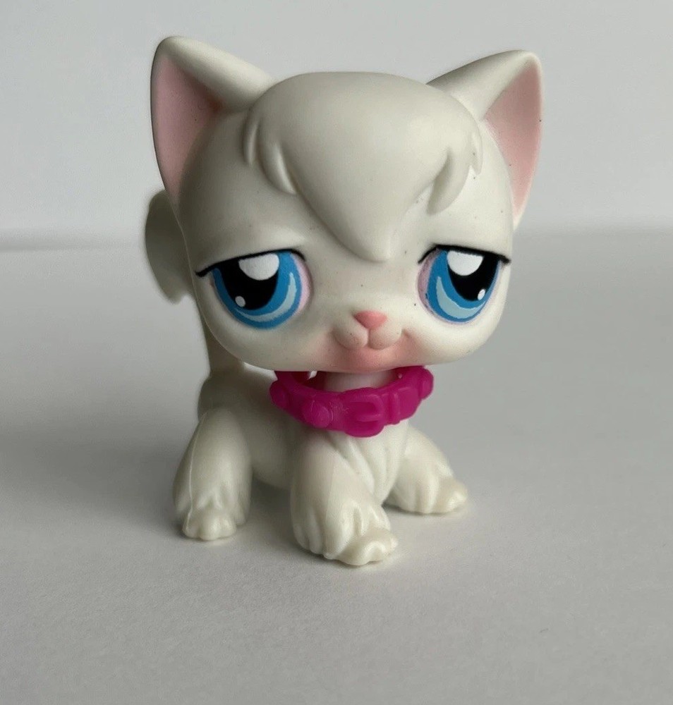 Littlest Pet Shop 2004 Authentic White Angora Cat Blue Eyes Collar LPS #9