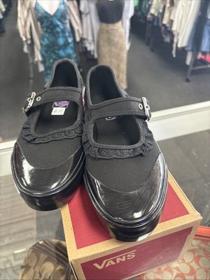 zapatos son los Vans Mary Jane de color negro con hebilla y punta de goma.