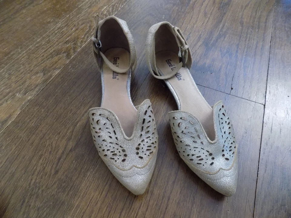 Anthropologie Gee Wawa Brillo Dorado Correas al Tobillo Corte Láser Zapatos Tacones Bajos talla 7 Foto 2 de 4