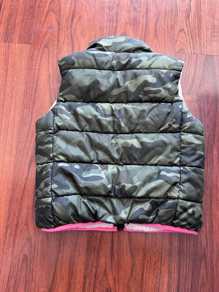 Chaleco acolchado GAP Kids cremallera completa niñas talla S/pequeño verde camuflaje rosa intenso piel de oveja Foto 4 de 4