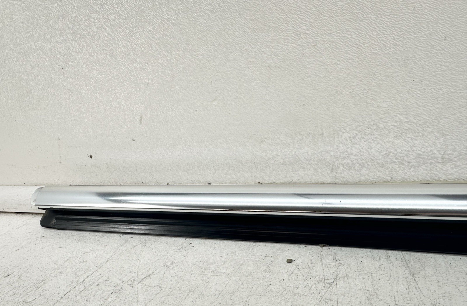 2014-2020 MASERATI GHIBLI Q4 FRONT LEFT SIDE DOOR WINDOW BELT MOLDING OEM CHROME