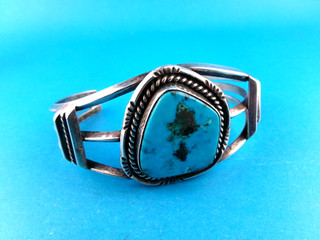 VINTAGE NATIVE AMERICAN STERLING SILVER TURQUOISE CUFF BRACELET