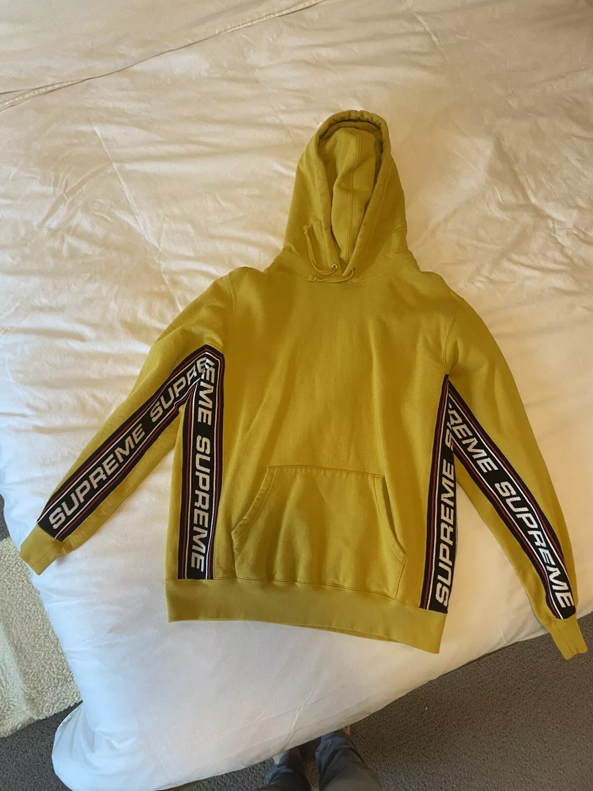 Sweat shirt à capuche Supreme Text en couleur moutarde   TAILLE MOYENNE HOMME