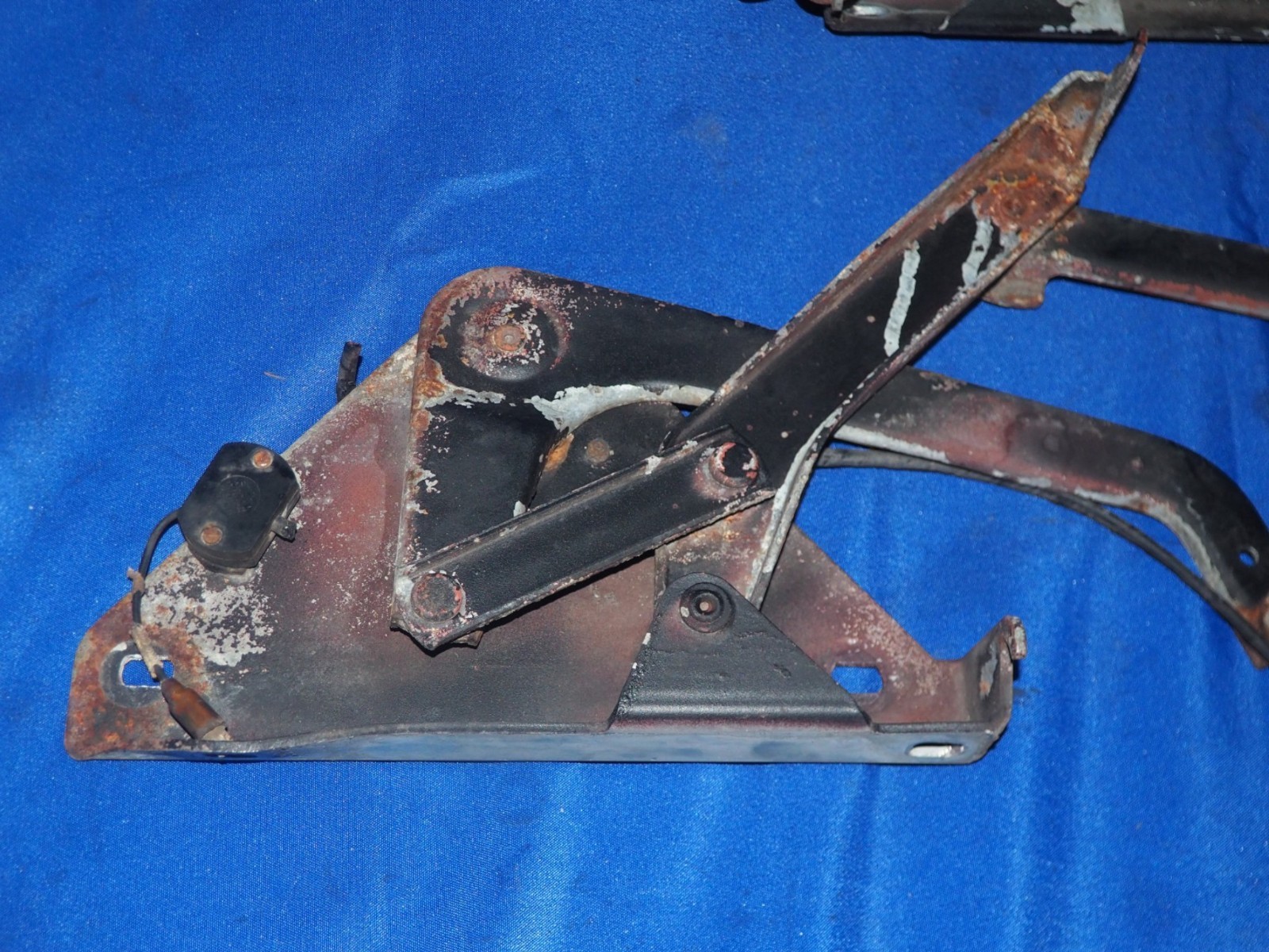 Rolls-Royce Silver Shadow 1965-1980 Front Left, right Engine lid hinges Pair