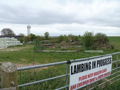 Foto 6x4 Pewsey Hill Farm [5] Manningford Äbte ein Lagerbereich im Freien c2017