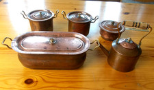 Antike Märklin ,Puppenküchen-Töpfe, mit Wasserschiff Kupfer, bespielt, um 1910.