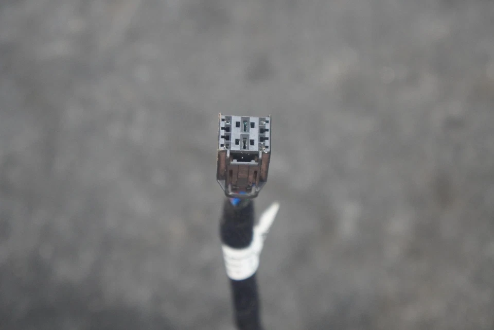 Cilindro de puntal de transmisión de husillo de puerta elevadora de maletero trasero 4ML827851J Lamborghini Urus Foto 2 de 3