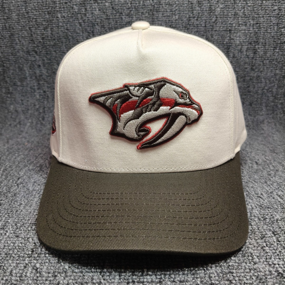 Mitchell & Ness Nashville Predators Snapback Curved White Olive One Size
