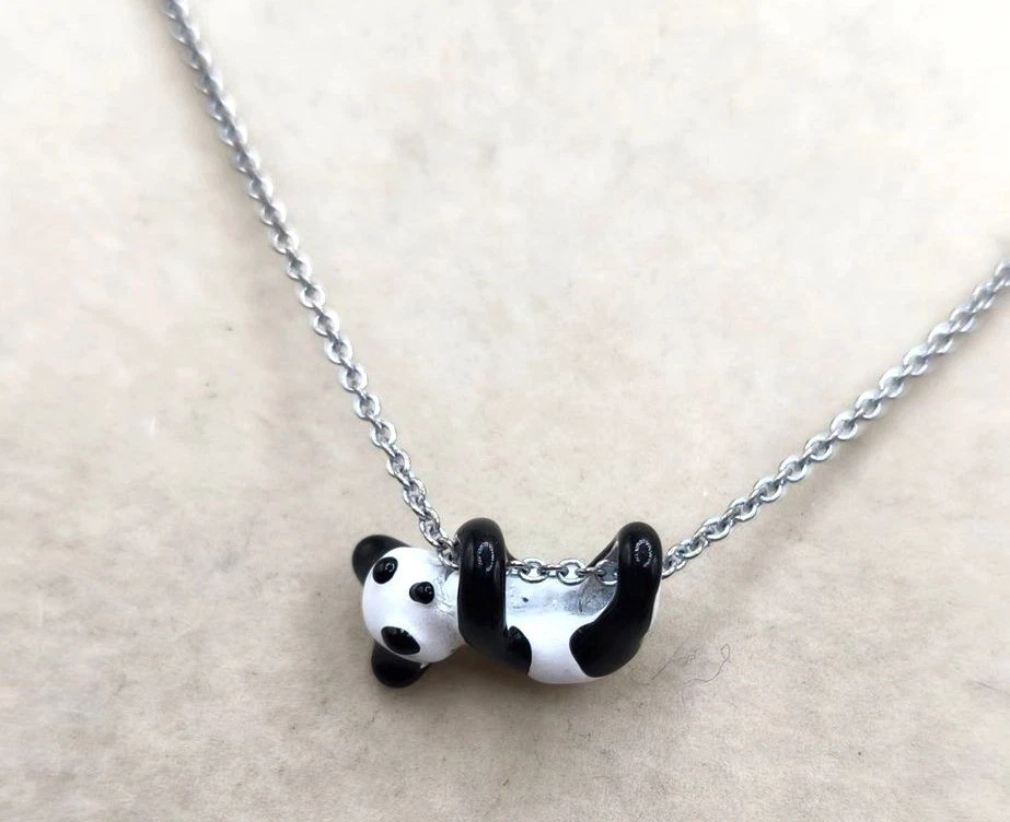 Colgante con cadena de oso panda blanco y negro esmaltado Foto 2 de 3