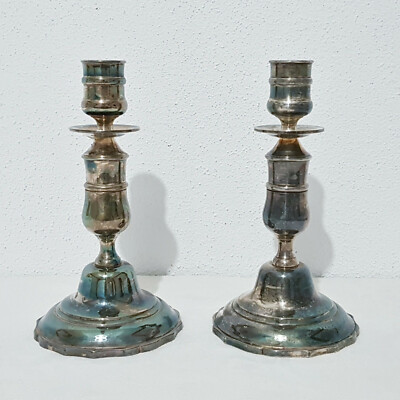 Paire de grands chandeliers à 5 bougies en métal argenté - Le palais des bricoles