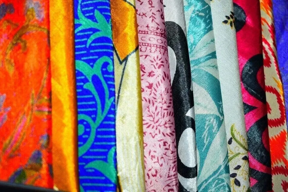 Retalhos/tecido indiano vintage 25 peças de sari de seda reciclada 8"X8" - Imagem 2 de 4