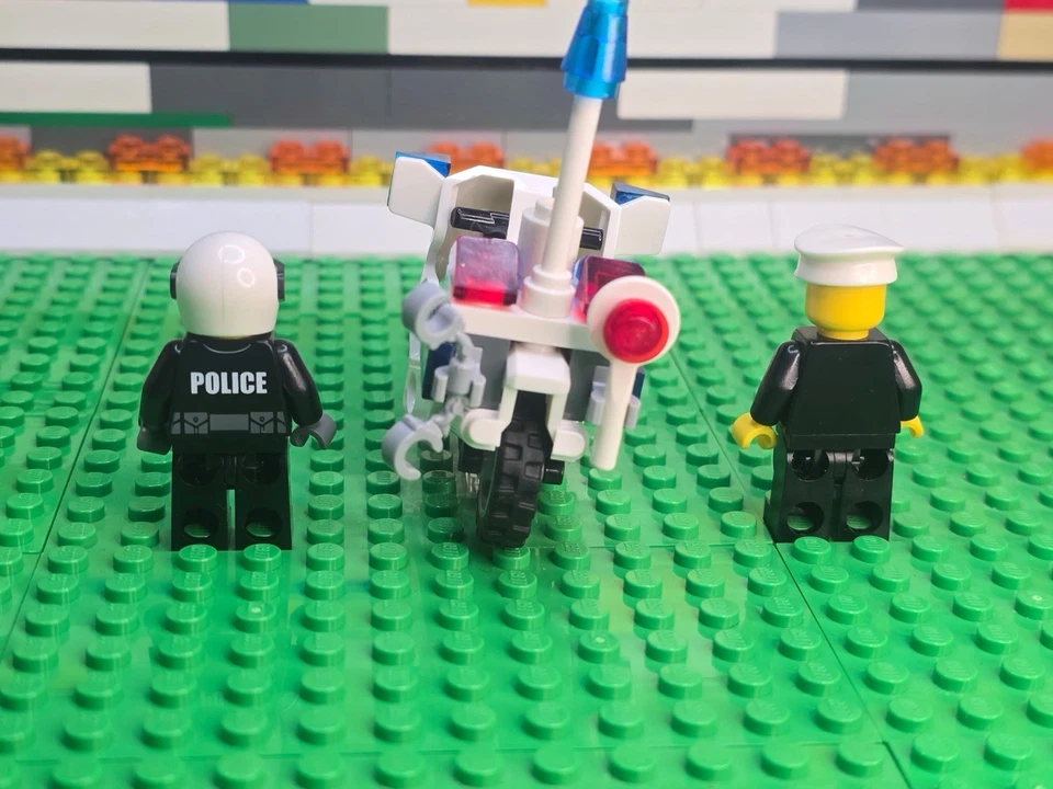 LEGO Police & Prisoner Minifigure Bundle With Accessories  - Image 4 of 4