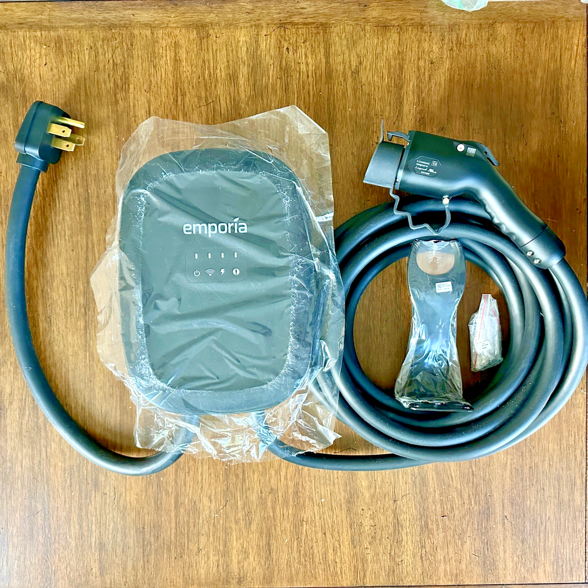 Electric Vehicle charging station EV wall charger J1772 48A fits