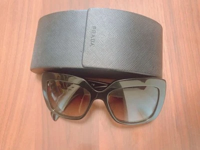 Droit de Douane Prada Lunettes De Soleil œil De Chat Noires - Photo 1/4