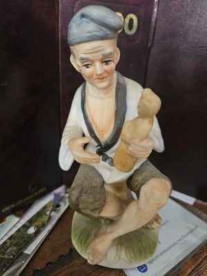 VINTAGE NAPCO JAPAN PORCELAIN FIGURINE OF ELDERLY MAN CARVING WOOD