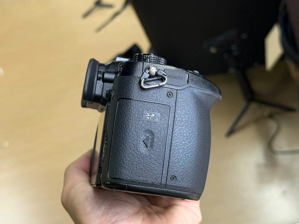 Cámara Panasonic LUMIX DC-GH5 solo el cuerpo idioma inglés Foto 3 de 4