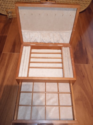 Michael Fisher Heartwood Creations Cascade 1 Cherry, Maple, Bubinga Jewelry Box - Picture 4 of 13