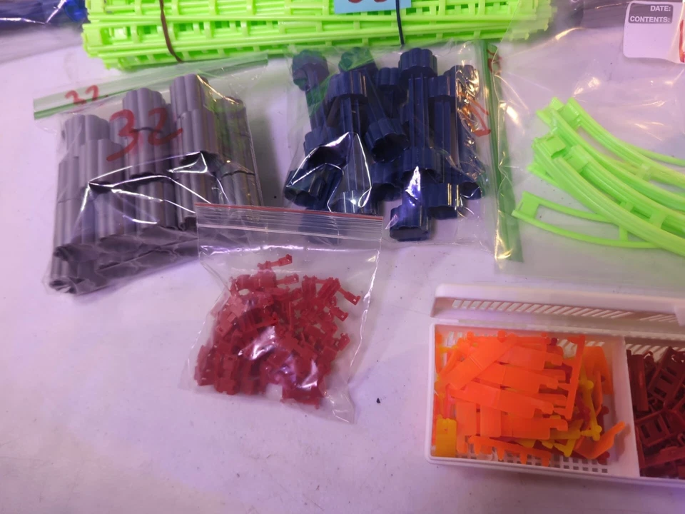 Quercetti Skyrail Suspension Marble Run 310 pieces 12 Yards GLOW IN THE DARK - Image 3 of 4