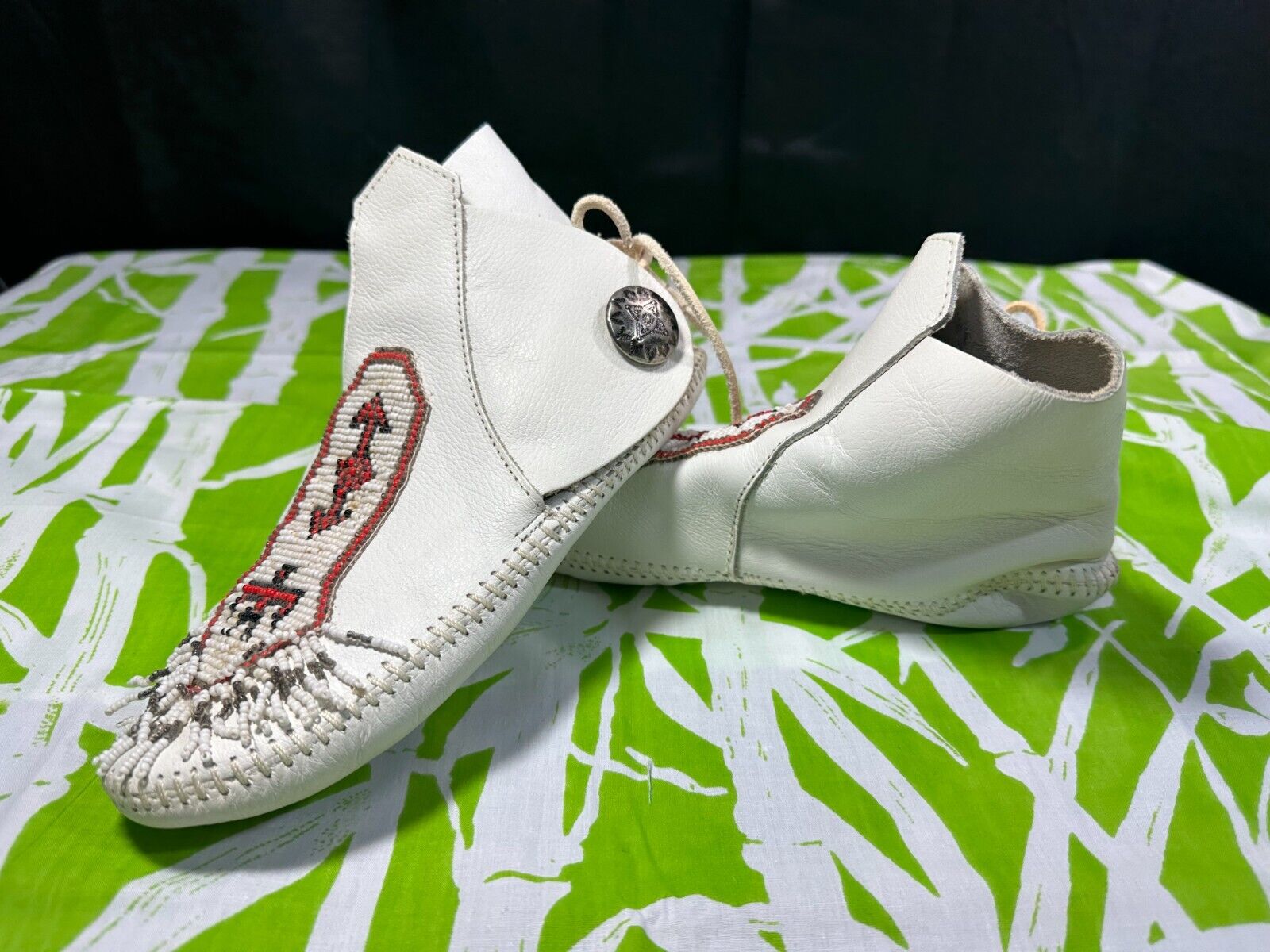 Minnetonka 9811 White Leather Beaded Concho Ankle Boots - Sz. 7