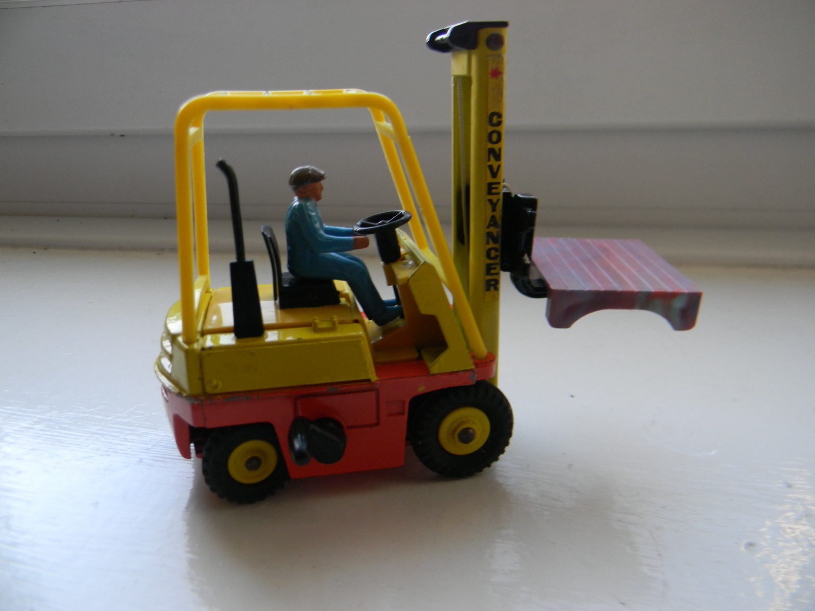 Dinky 404, Conveyancer Fork Lift Truck - Free Price Guide & Review