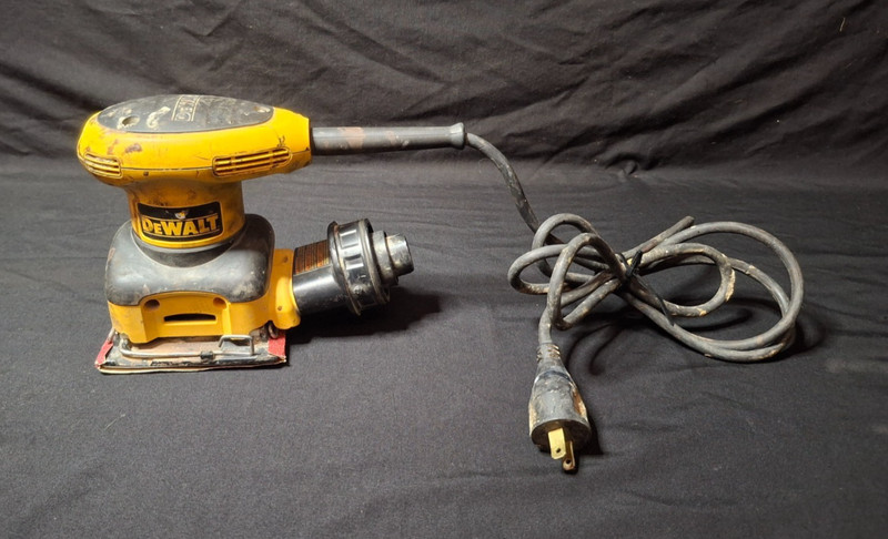 DEWALT D26441   1/4 Sheet Palm Sander Tested & Works