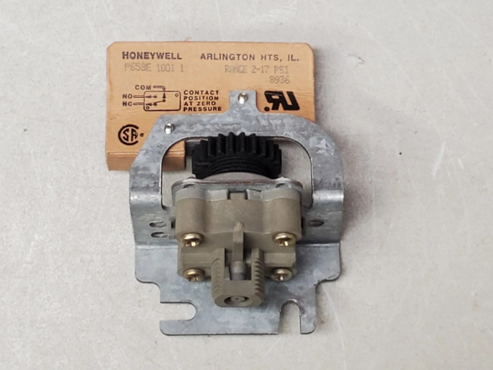 Honeywell P658E1001 Pneumatic Electric Switch Relay P658E SPDT P-to-E 2-17 PSI