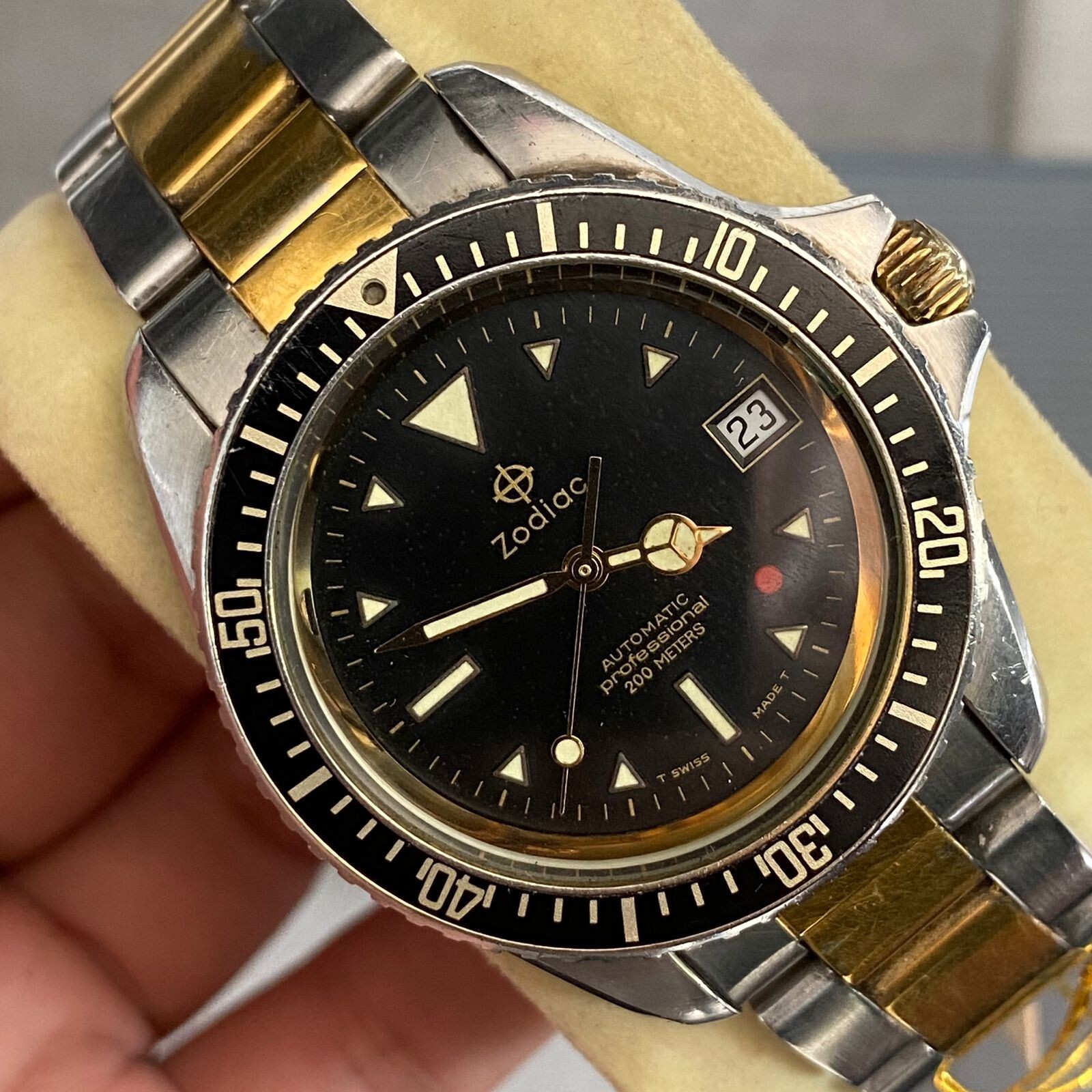 Raro Zodiac Professional Diver 200m Red Dot Point automático reloj suizo negro