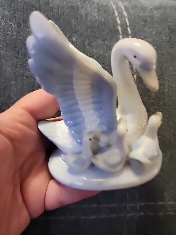 Vintage (Post 1940) Mother Swan Cygnets Porcelain Figurine 4" Blue White Family