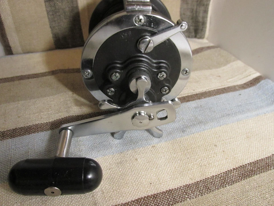 Carrete de pesca convencional de caza mayor Daiwa Sealine 400H hecho en Japón Foto 3 de 4