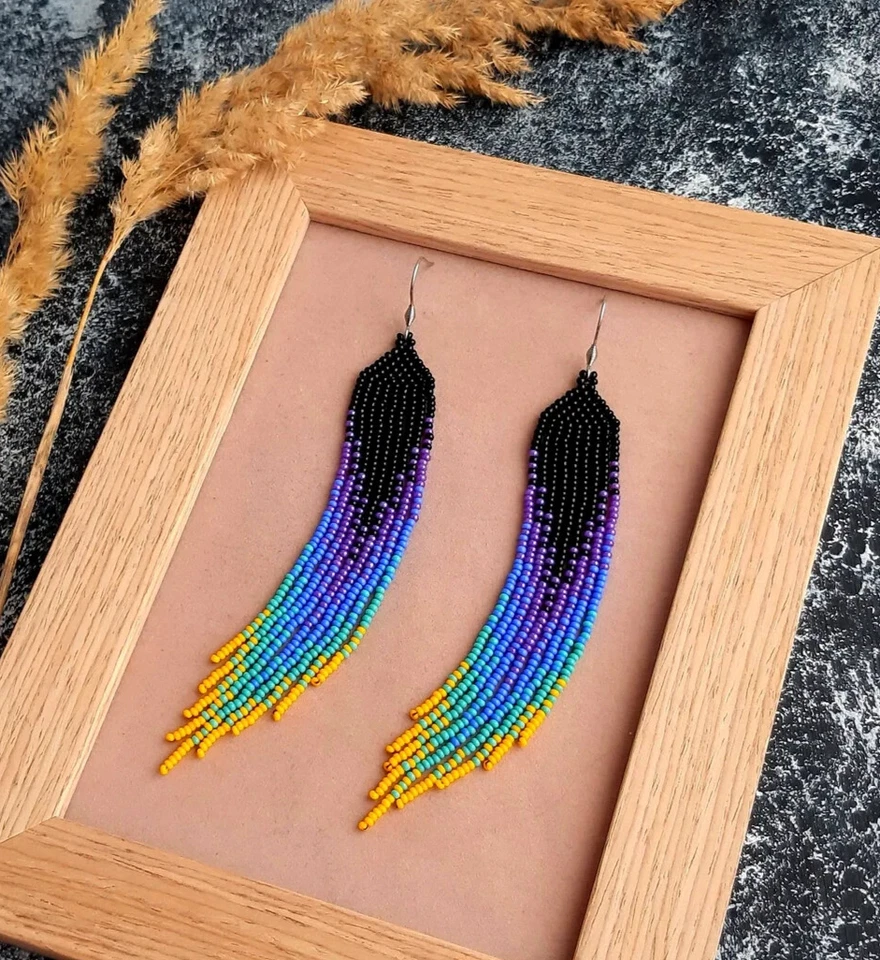 Brincos lustre preto violeta turquesa e amarelo com miçangas - Imagem 3 de 4