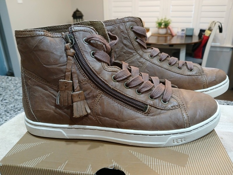 LADIES UGG AUSTRALIA BLANEY HIGH TOP SIDE ZIP CASUAL SHOES SIZE 8 M / LT BROWN