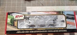 HO scale Northern Pacific 2 bay Covered Hopper #75435