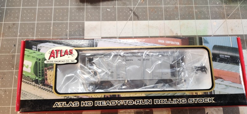 HO scale Northern Pacific 2 bay Covered Hopper #75435