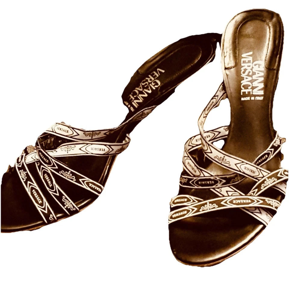 ¡Zapatos VERSACE RAROS! "Sandalias de diseñador Italia 36,5 7, logotipo blanco y negro tacón de 3,5""" Foto 3 de 4