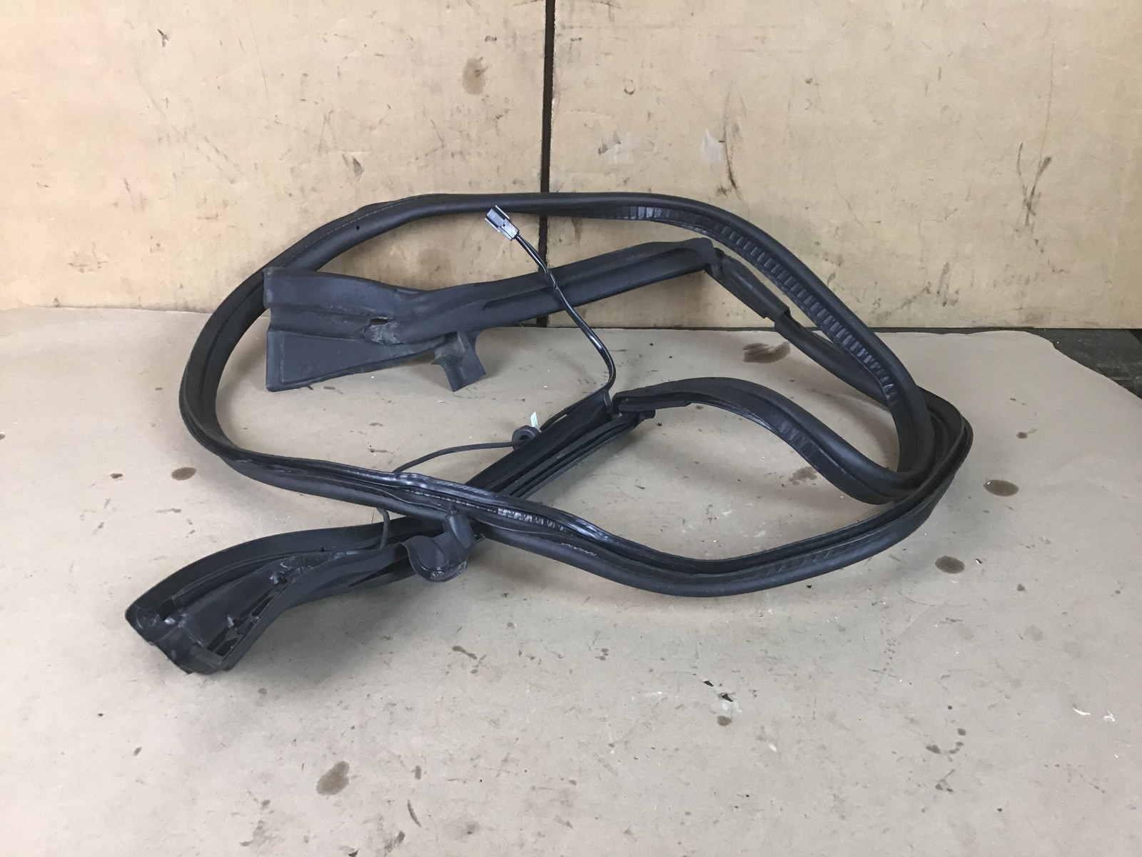 McLaren 650S 2015 Convertible Rear Trunk Lid Tonneau Weather Strip Seal 15-17 :A