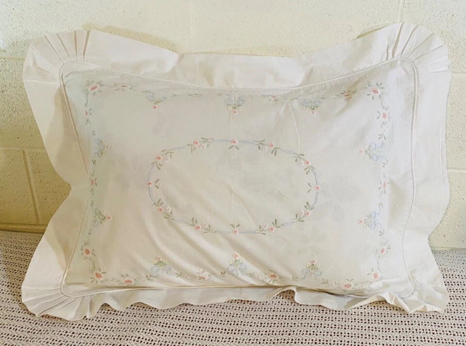 "Almohada falsa vintage Gloria Vanderbilt 20x28"" blanca pastel floral bordada ETS" Foto 3 de 4