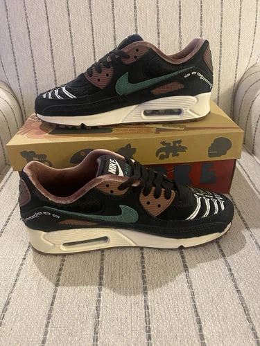 WMNS NIKE AIR MAX 90 SE "SIEMPRE FAMILIA" BLACK-GREEN NOISE SZ 9 [DO2154-010]