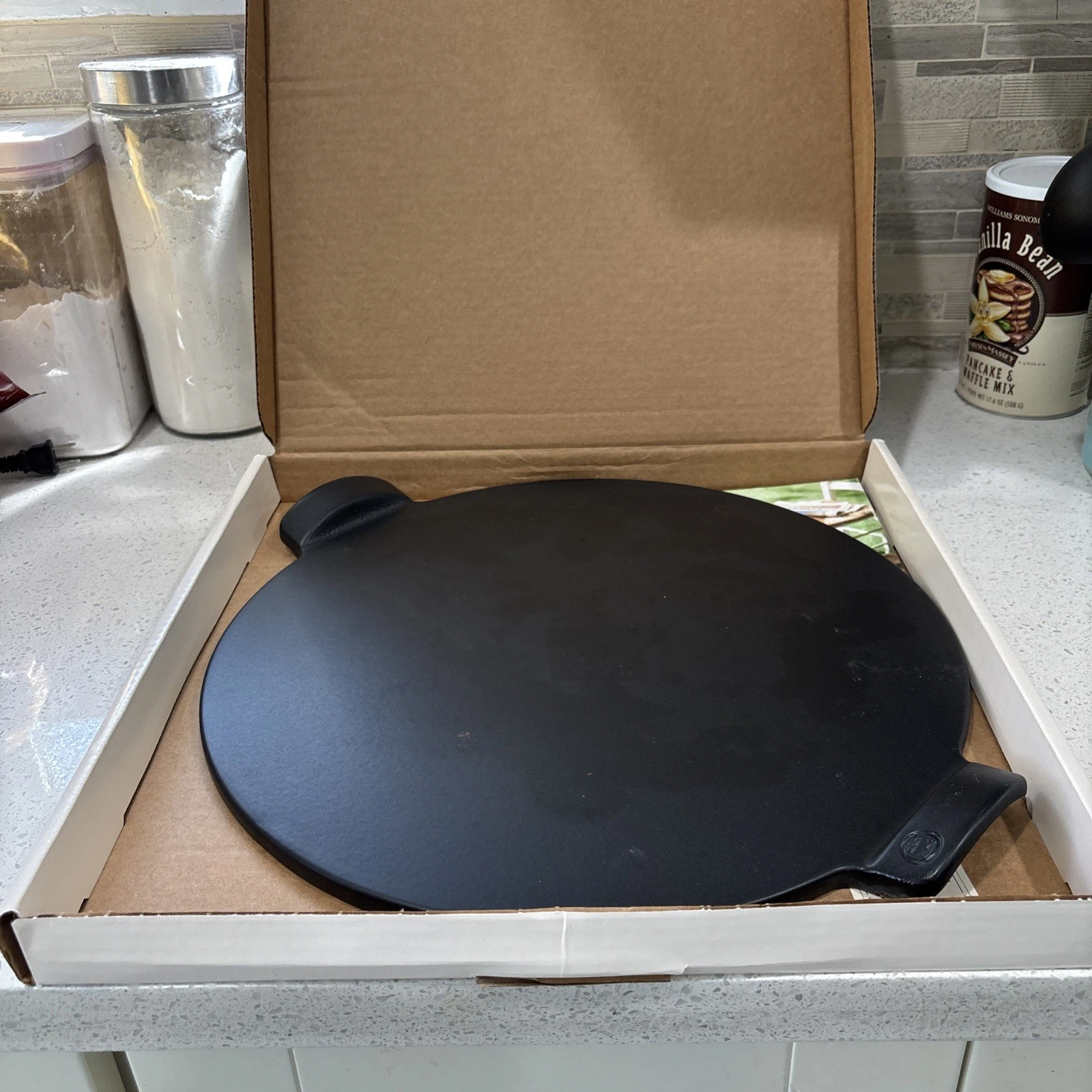 Emile Henry 14.5-Inch Round Smooth Ceramic BBQ Pizza Stone Bakeware, Charcoal
Opens in a new window