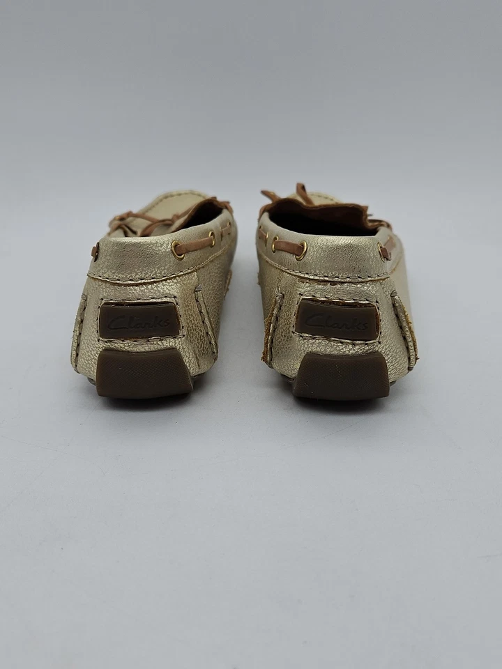 Mocasín de conducción Clarks Artisan Dunbar Racer para mujer talla 6M dorado  Foto 4 de 4