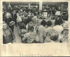 1975 Press Photo Customers at the J. C. Penney's Store - noc20114