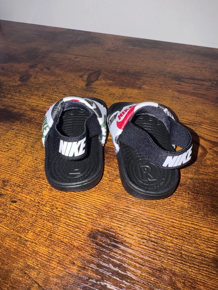 Nike Kawa niño pequeño 3C negro toboganes CW3360-010 Foto 2 de 4