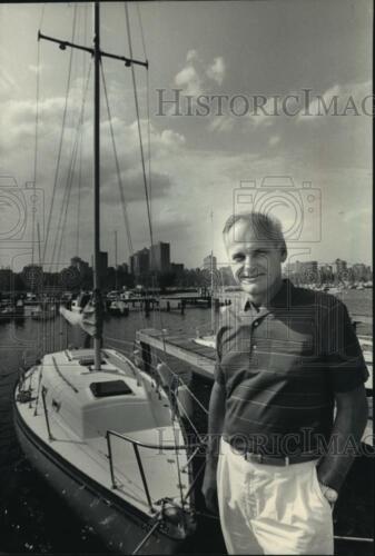 1987 Press Photo Joseph Gorman, next to his Hunter sailboat, Wisconsin. - Picture 1 of 2