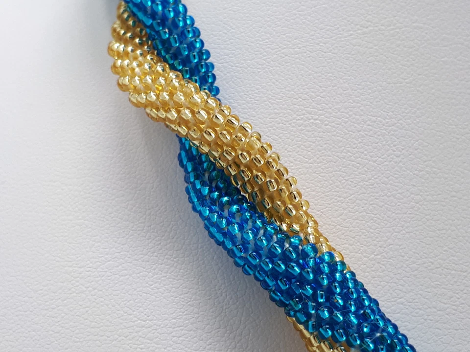 Gehäkelte Perlenkette, gedrehte Stränge, blaue u. goldene Glasperlen, Handarbeit - Bild 3 von 4