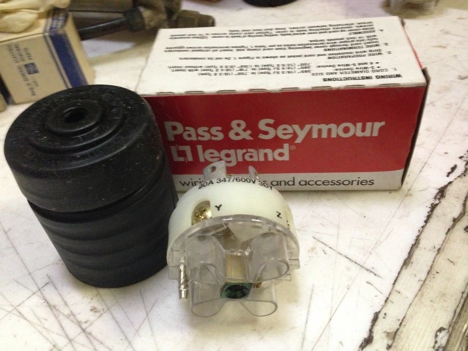 1 PASS & SEYMOUR L2330-P ENCHUFE TURNLOK Foto 3 de 3